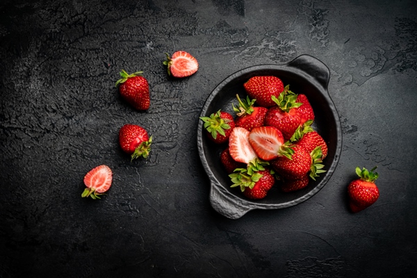 fresh ripe strawberry in a bowl on dark background top view copy space - Клубника в собственном соку