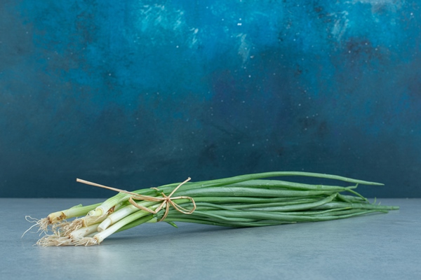 fresh spring onions on marble - Постные гречневые блины на кипятке с луком
