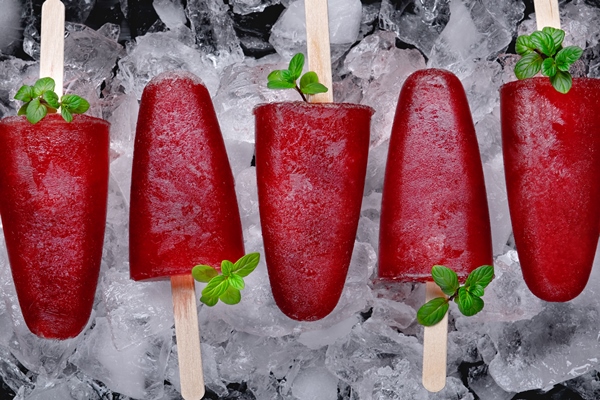 fruit cherry ice lolly on ice - Мороженое из вишен или красной смородины