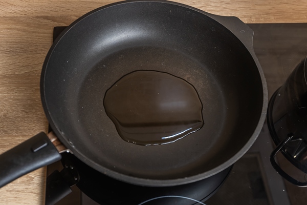 frying pan with sunflower oil on an electric stove - Постные блинцы с апельсиновым соком