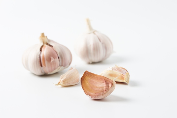 garlic isolated on white background top view - Маринованные грибы на зиму