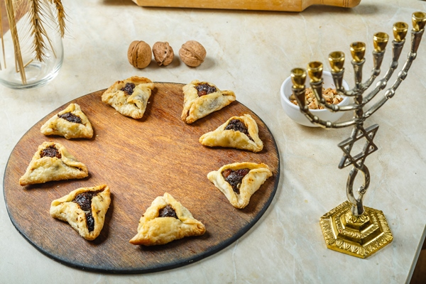 gomentashi cookies traditional for the jewish holiday of purim on a round board on the table - Библия о пище