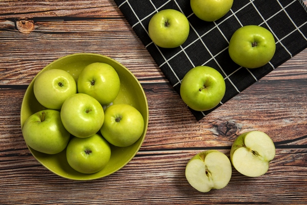 green apples in a green ceramic bowl on a checked towel - Яблоки на зиму