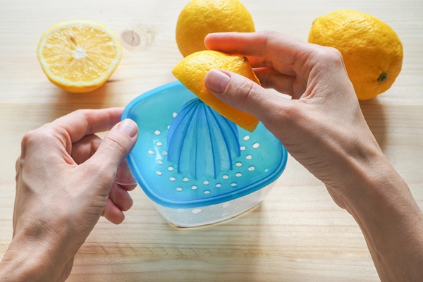hand squeezer with lemons on wooden background - Салат из редьки
