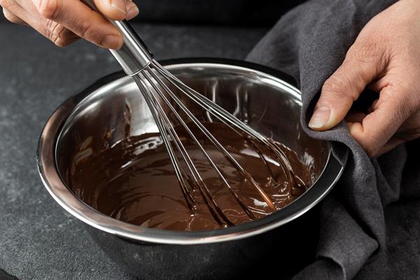 high angle of pastry chef preparing chocolate cake - Шоколадные блинцы