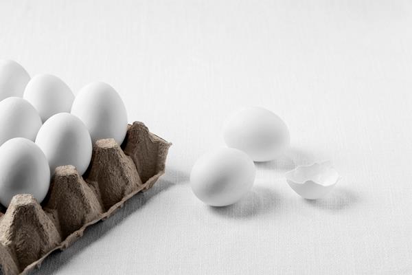 high angle white eggs in carton - Яйца пасхальные, крашенные свекольным соком