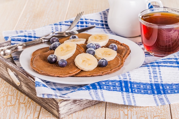 homemade chocolate pancakes with berries and banana - Постные банановые блинцы с какао