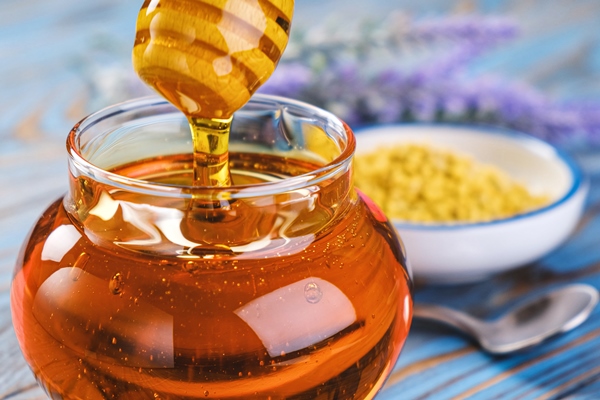 honey in glass jar with honey dipper over wooden background with honeycomb and propolis liquid sugar syrup flower nectar - Арахисовая халва (козинаки)