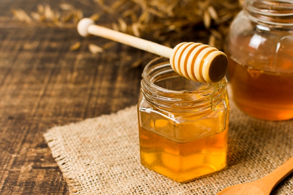 honey spoon on jar - Постные пшённые блины с "льняным яйцом"