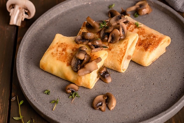 hot pancake with chicken mushrooms and cheese - Постные дрожжевые блины с луком и грибами