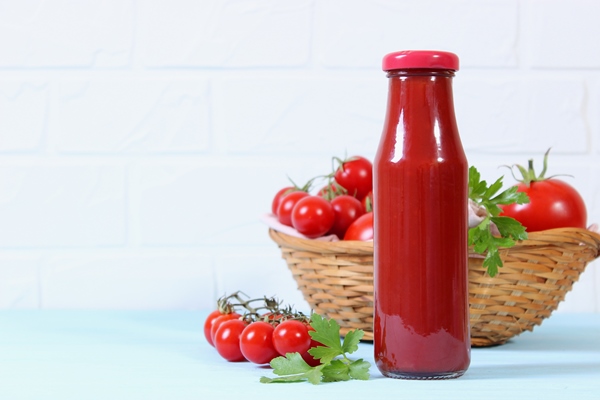 ketchup on the table tomato sauce fresh tomatoes - Салат из сладкого перца с грибами