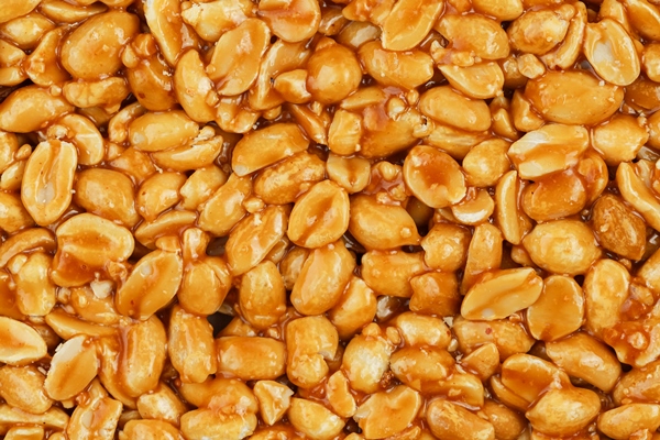 kozinaki from golden roasted peanuts beans - Арахисовая халва (козинаки)