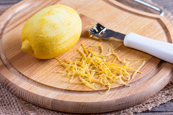 lemon peel on a cutting board - Пастьера