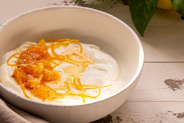 lemon peel with yogurt and honey on wooden table - Пасха с кедровыми орешками и кокосом
