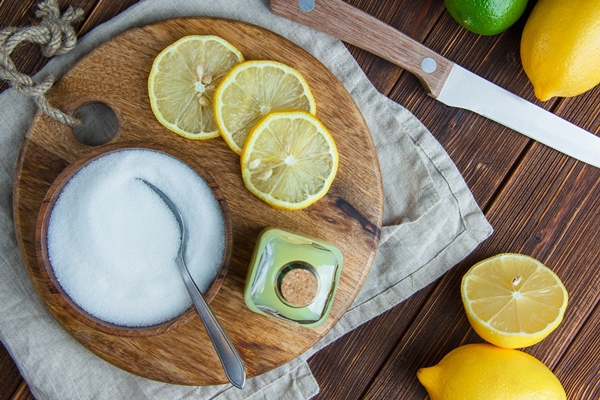 lemons with drink cutting board salt knife flat lay on wooden and kitchen towel - Конфитюр из айвы