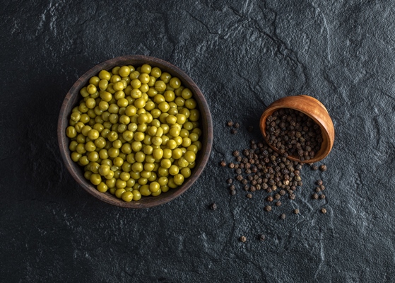 marinated green peas and black pepper seeds - Салат из кальмаров