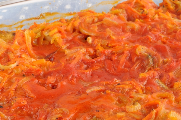 marine fish baked with onions and carrots in tomato sauce - Постные блинчики с рыбным "припёком"