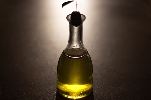 oil bottle with olive with black background - Постные дрожжевые блины на опаре