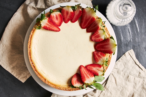 overhead closeup shot of a strawberry cheesecake on a white plate - Песочный пирог без яиц