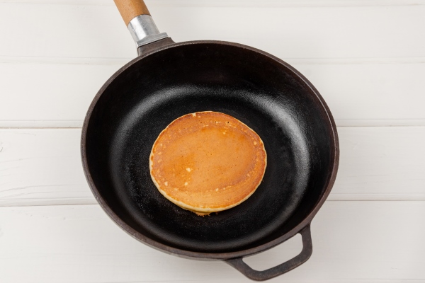 pancake of oatmeal and bananas fried in a frying pan - Постные блинцы без масла
