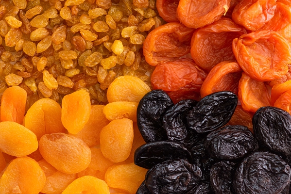 raisins prunes dried fruits as a background - Пасхальный венок