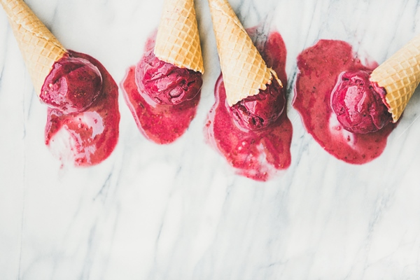 raspberry sorbet icecream scoops in waffle cones copy space - Мороженое из земляники или малины