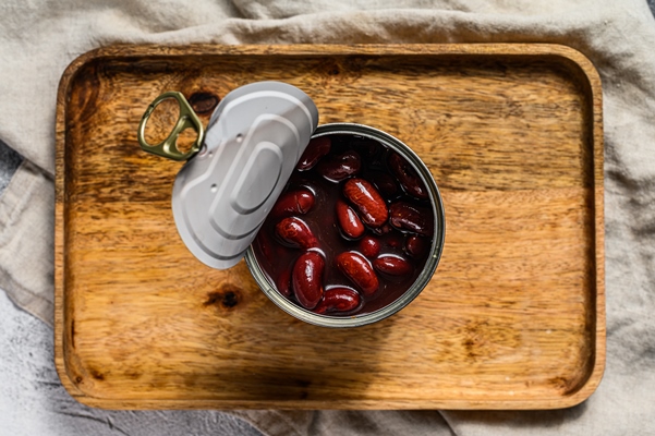 red canned beans in an aluminum can gray background top view - Салат «Фасолька»