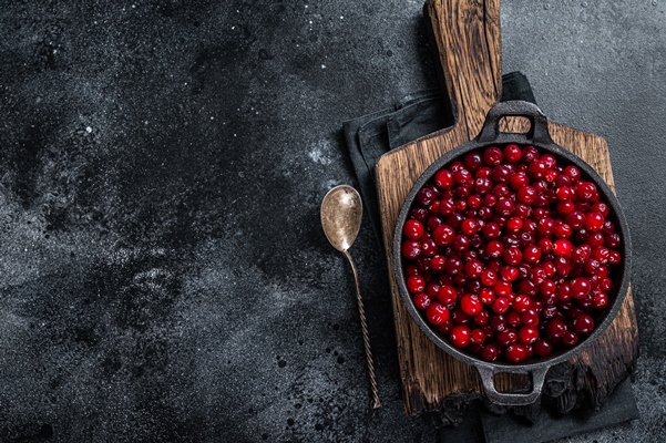 red fresh cranberry berry in a pan - Клюквенный мусс без сахара