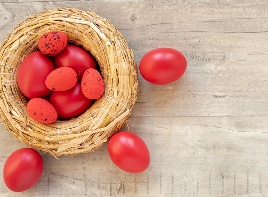 red painted eggs for easter in basket - Яйца, крашенные веточками или корой вишни