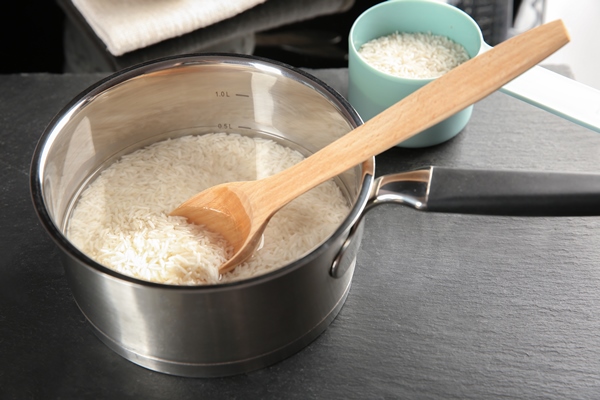 rice in saucepan on table - Постные блинчики с рисом и изюмом