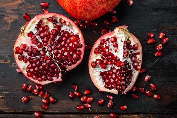 ripe pomegranate with fresh juicy seeds - Яйца, крашенные соком ягод и плодов