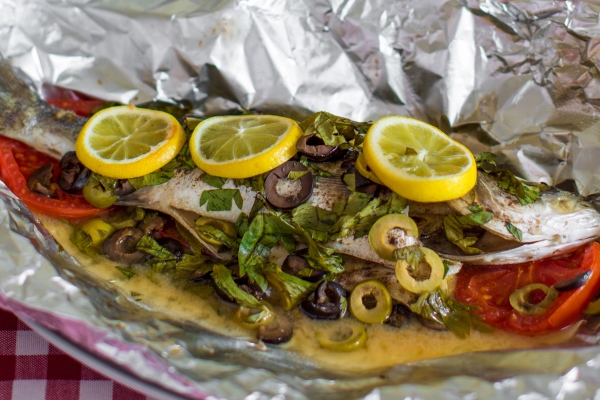 roasted fish with sauce and vegetables cooked in aluminum foil in the oven - Судак, запечённый с овощами