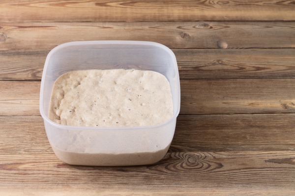 rye sourdough on flour sourdough in a container on a wooden table fermentation image contains copy space - Пасхальные булочки