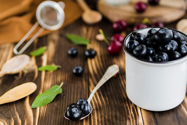 seasonal blueberry berries in mug on table - Черника в собственном соку без сахара