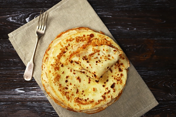 selective focus a stack of pancakes on a platter - Постные пресные блинцы на картофельном отваре