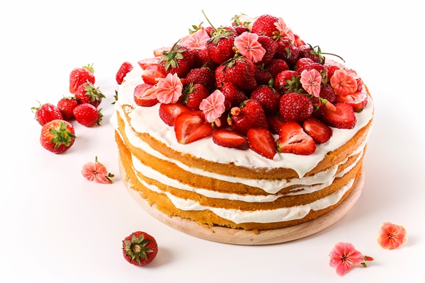 sponge cake with strawberries on the top - Бисквит на перепелиных яйцах