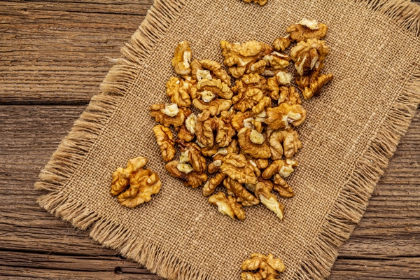 sprinkled walnuts natural organic snack healthy eating concept - Грецкие орехи жареные