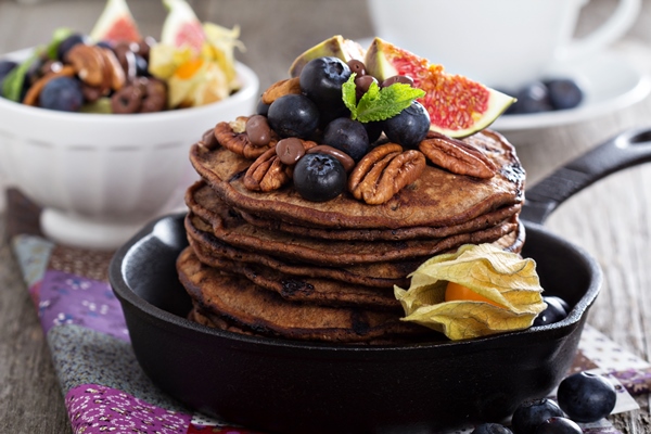 stack of chocolate pancakes - Шоколадные блинцы
