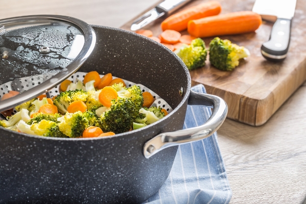 steamed mixed vegetable in black pot healthy vegetable concept - Особенности диеты при аллергических заболеваниях