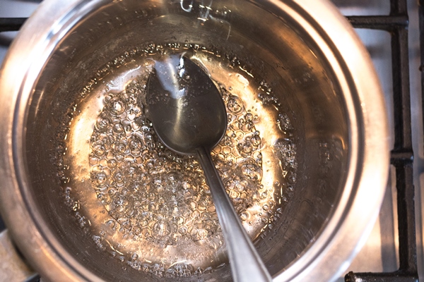 sugar syrup in a saucepan - Постные блинчики с карамельным яблоком