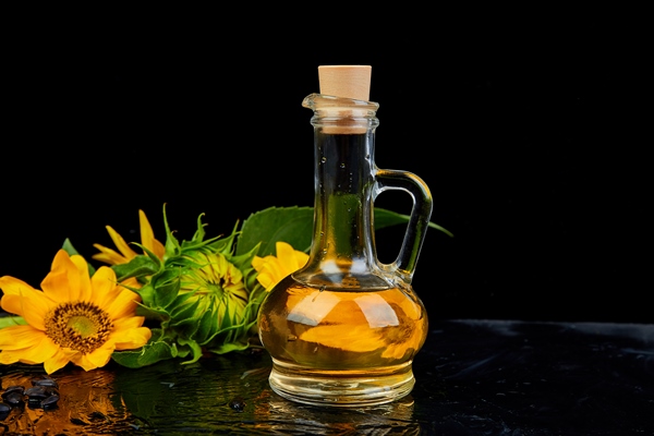 sunflower oil in glass jar seeds and flowers - Салат из печёного перца с цветной капустой
