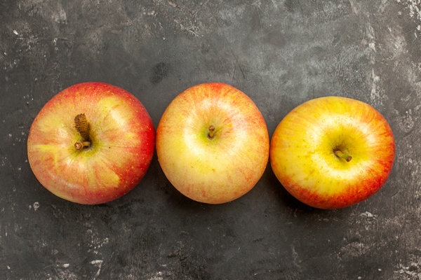 top view fresh apples on dark background - Постные блинцы на яблочном пюре