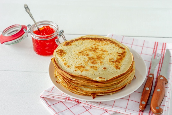 traditional russian crepes blini stacked in a plate with red caviar on wooden background maslenitsa traditional russian festival meal russian food russian kitchen close up 1 - Постные блинцы "Простые"