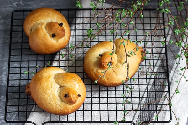 traditional spring bird shaped lean buns coated with sweet syrup - Жаворонки постные ванильные