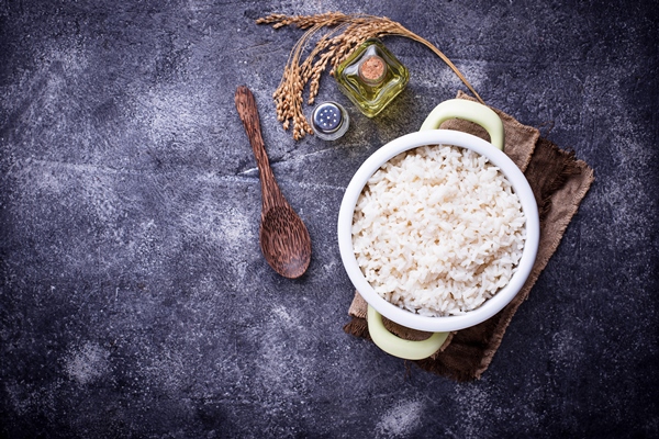 white boiled rice on pot - Салат из перца, зелёного горошка и риса