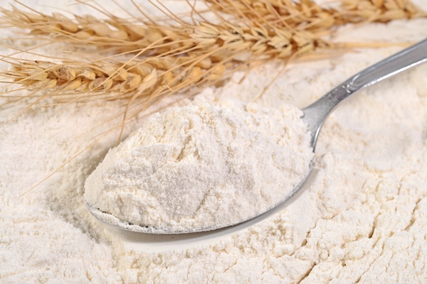 white flour in a spoon and ears of wheat close up 1 - Постные блинчики с яблоками