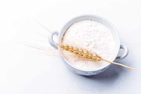 whole flour in bowl with wheat ears on white background - Постные яблочные блинцы на соевом молоке