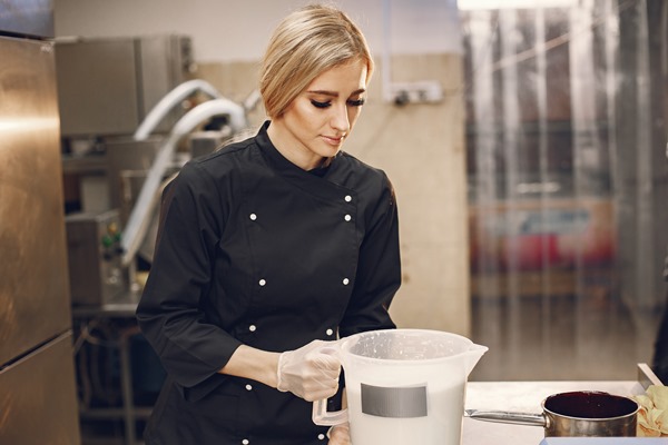 woman making ice cream at commercial kitchen - Мороженое из клюквы