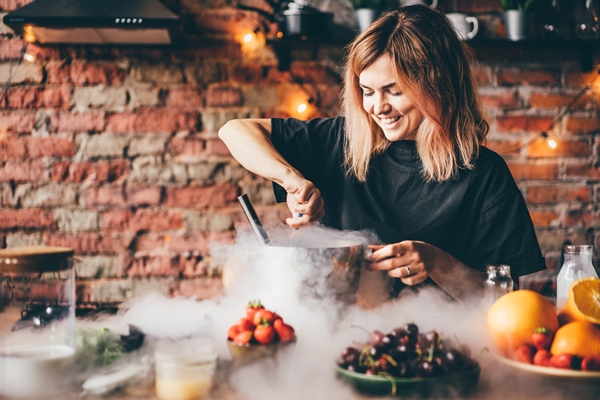 woman making ice cream with liquid nitrogen - Мороженое апельсиновое