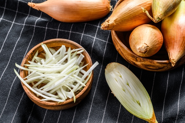 yellow raw shallot onions sliced and halved top view - Постные блинчики со свёклой и авокадо